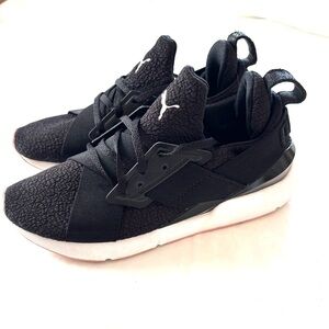 Puma Muse Trailblazer Black White Sneakers SZ 8 Worn a few times